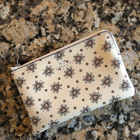 NWOT Coach adorable wristlet!! PRICE FIRM - Picture 3 of 6